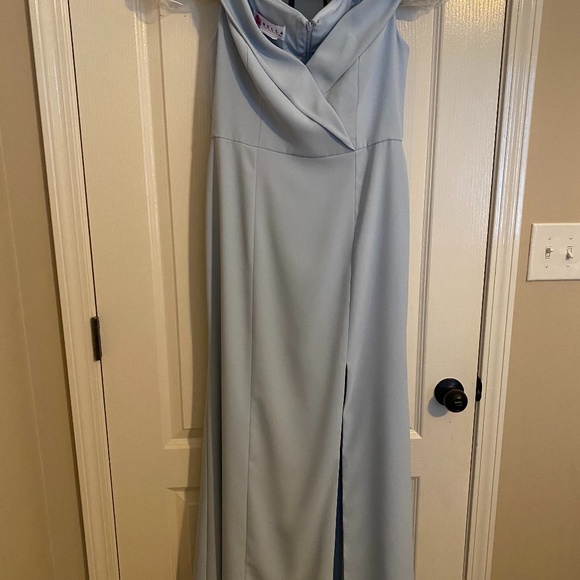 BELLA BRIDESMAIDS // off the shoulders gown - Picture 2 of 3
